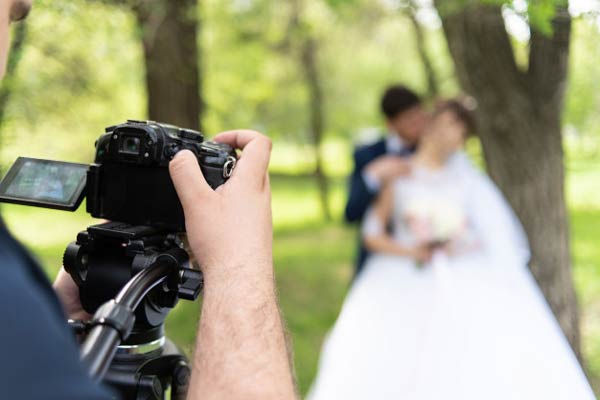 videographer-shootes-marrieds-garden-summer_114354-459